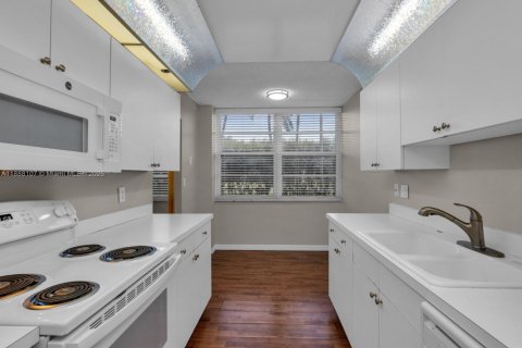 Condo in Pembroke Pines, Florida, 2 bedrooms  № 1941543 - photo 11