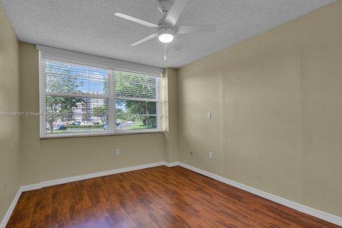 Condo in Pembroke Pines, Florida, 2 bedrooms  № 1941543 - photo 26