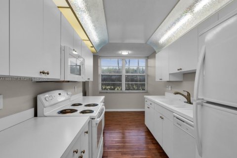 Condo in Pembroke Pines, Florida, 2 bedrooms  № 1941543 - photo 12