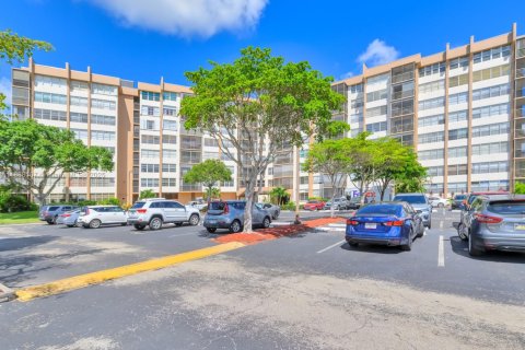 Condo in Pembroke Pines, Florida, 2 bedrooms  № 1941543 - photo 1