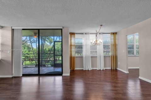 Condo in Pembroke Pines, Florida, 2 bedrooms  № 1941543 - photo 8