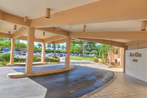 Condo in Pembroke Pines, Florida, 2 bedrooms  № 1941543 - photo 3
