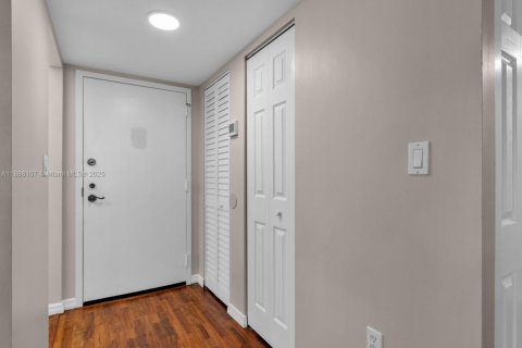 Condo in Pembroke Pines, Florida, 2 bedrooms  № 1941543 - photo 5