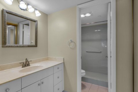 Condo in Pembroke Pines, Florida, 2 bedrooms  № 1941543 - photo 21