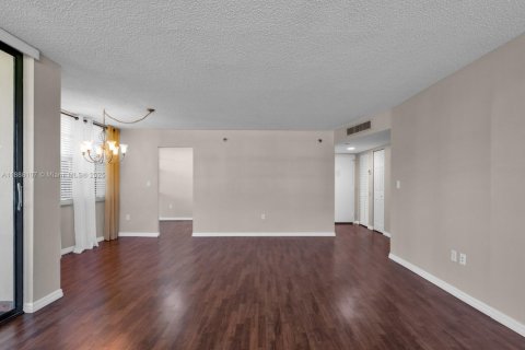Condo in Pembroke Pines, Florida, 2 bedrooms  № 1941543 - photo 10