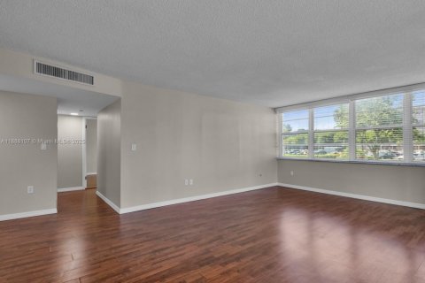 Condo in Pembroke Pines, Florida, 2 bedrooms  № 1941543 - photo 15