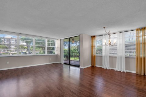 Condo in Pembroke Pines, Florida, 2 bedrooms  № 1941543 - photo 7