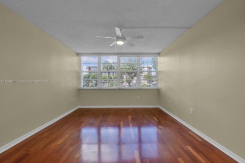 Condo in Pembroke Pines, Florida, 2 bedrooms  № 1941543 - photo 19