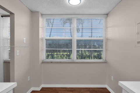 Condo in Pembroke Pines, Florida, 2 bedrooms  № 1941543 - photo 13