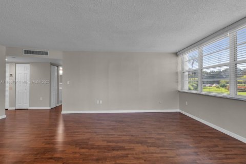Condo in Pembroke Pines, Florida, 2 bedrooms  № 1941543 - photo 16
