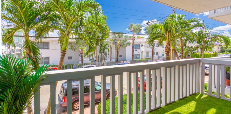 Studio à Condo à Miami Beach, Floride  № 2029419