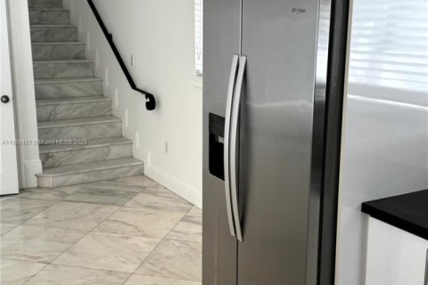 Touwnhouse à louer à Miami, Floride: 3 chambres, 171.68 m2 № 1927448 - photo 16