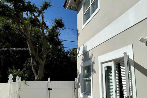 Touwnhouse à louer à Miami, Floride: 3 chambres, 171.68 m2 № 1927448 - photo 7