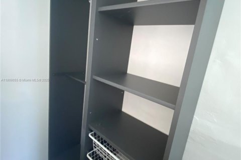 Propiedad comercial en alquiler en Miami, Florida № 1750419 - foto 4