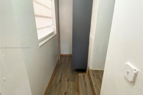 Propiedad comercial en alquiler en Miami, Florida № 1750419 - foto 2