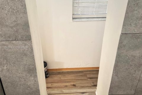 Propiedad comercial en alquiler en Miami, Florida № 1750419 - foto 5