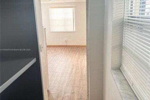 Propiedad comercial en alquiler en Miami, Florida № 1750419 - foto 3