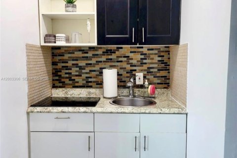 House in Miramar, Florida 1 bedroom, 267.74 sq.m. № 2069376 - photo 6