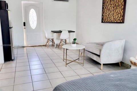 House in Miramar, Florida 1 bedroom, 267.74 sq.m. № 2069376 - photo 3