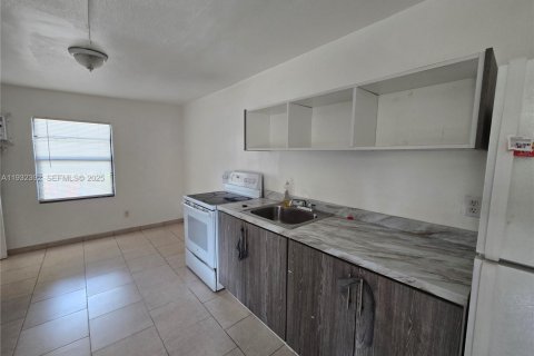 Casa en alquiler en Miami, Florida, 1 dormitorio, 110.55 m2 № 1992163 - foto 2