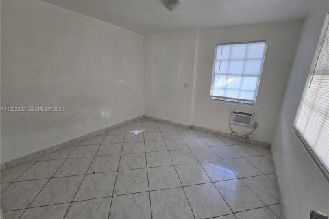 Casa en alquiler en Miami, Florida, 1 dormitorio, 110.55 m2 № 1992163 - foto 3