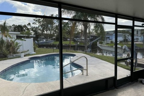 House in Saint Petersburg, Florida 3 bedrooms, 124.3 sq.m. № 1519848 - photo 7
