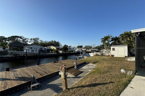 House in Saint Petersburg, Florida 3 bedrooms, 124.3 sq.m. № 1519848 - photo 5