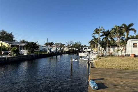 House in Saint Petersburg, Florida 3 bedrooms, 124.3 sq.m. № 1519848 - photo 1