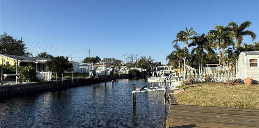 House in Saint Petersburg, Florida 3 bedrooms, 124.3 sq.m. № 1519848