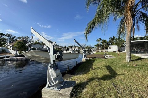 House in Saint Petersburg, Florida 3 bedrooms, 124.3 sq.m. № 1519848 - photo 9