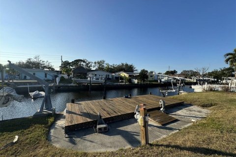 House in Saint Petersburg, Florida 3 bedrooms, 124.3 sq.m. № 1519848 - photo 4