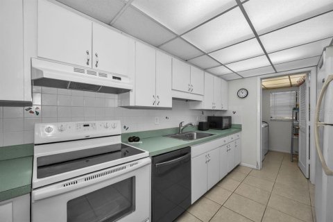 Condo in Palm Harbor, Florida, 2 bedrooms № 2151889 - photo 12