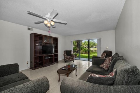 Condo in Palm Harbor, Florida, 2 bedrooms № 2151889 - photo 6
