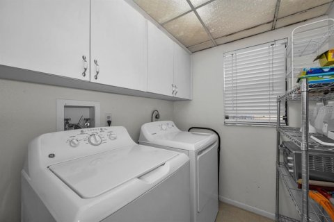 Condo in Palm Harbor, Florida, 2 bedrooms № 2151889 - photo 22