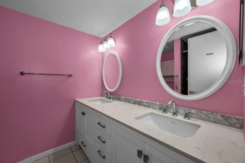 Condo in Palm Harbor, Florida, 2 bedrooms № 2151889 - photo 17
