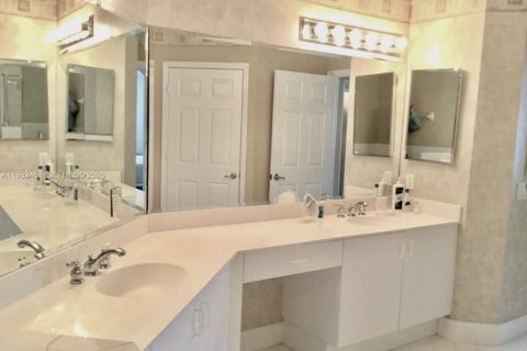 Снять в аренду виллу или дом в Дорал, Флорида 3 спальни, 195.47м2, № 2045522 - фото 12