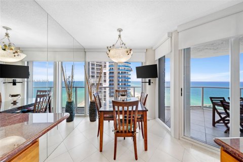 Condo in Sunny Isles Beach, Florida, 2 bedrooms  № 2027405 - photo 29