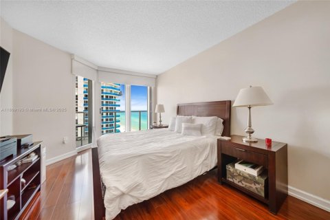 Condo in Sunny Isles Beach, Florida, 2 bedrooms  № 2027405 - photo 15