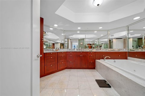 Condo in Sunny Isles Beach, Florida, 2 bedrooms  № 2027405 - photo 9