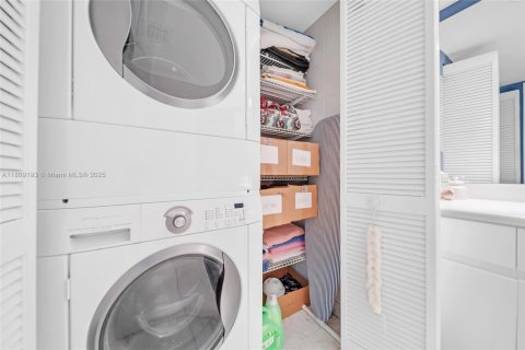 Condo in Sunny Isles Beach, Florida, 2 bedrooms  № 2027405 - photo 14