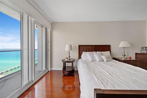 Condo in Sunny Isles Beach, Florida, 2 bedrooms  № 2027405 - photo 17