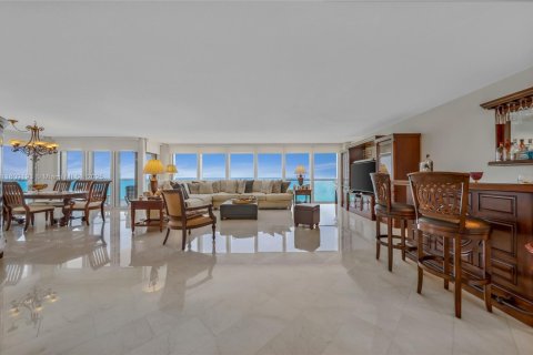 Condo in Sunny Isles Beach, Florida, 2 bedrooms  № 2027405 - photo 3