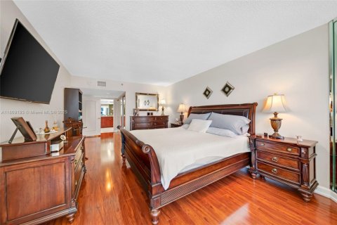 Condo in Sunny Isles Beach, Florida, 2 bedrooms  № 2027405 - photo 8