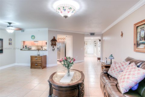 Copropriété à vendre à Pembroke Pines, Floride: 1 chambre, 98.1 m2 № 2049287 - photo 2