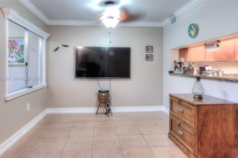 Copropriété à vendre à Pembroke Pines, Floride: 1 chambre, 98.1 m2 № 2049287 - photo 6