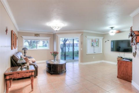 Copropriété à vendre à Pembroke Pines, Floride: 1 chambre, 98.1 m2 № 2049287 - photo 3