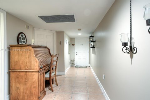 Copropriété à vendre à Pembroke Pines, Floride: 1 chambre, 98.1 m2 № 2049287 - photo 12