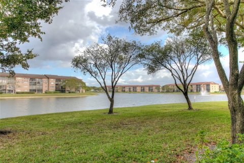 Copropriété à vendre à Pembroke Pines, Floride: 1 chambre, 98.1 m2 № 2049287 - photo 16