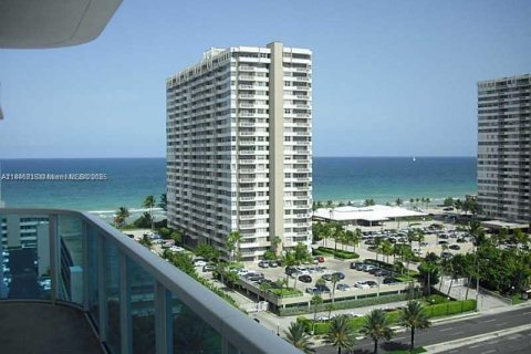 Condominio en alquiler en Hallandale Beach, Florida, 2 dormitorios, 123.56 m2 № 1846277 - foto 1