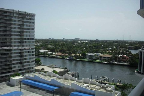 Condominio en alquiler en Hallandale Beach, Florida, 2 dormitorios, 123.56 m2 № 1846277 - foto 15